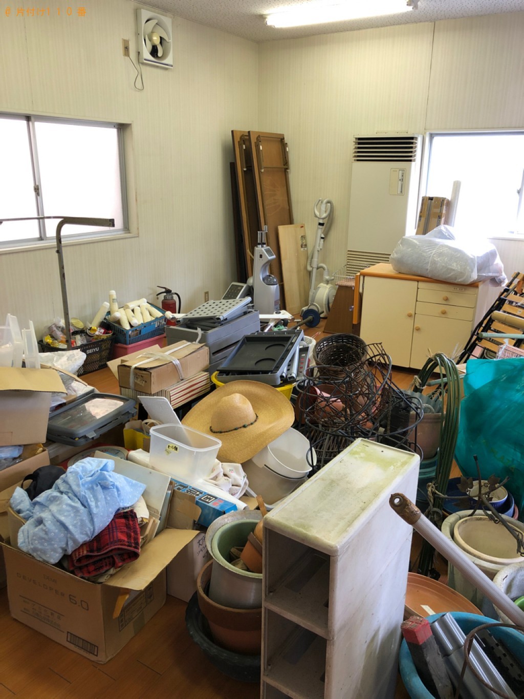 テーブル、ラック、掃除機、園芸用品、衣類、衣装ケース等の回収